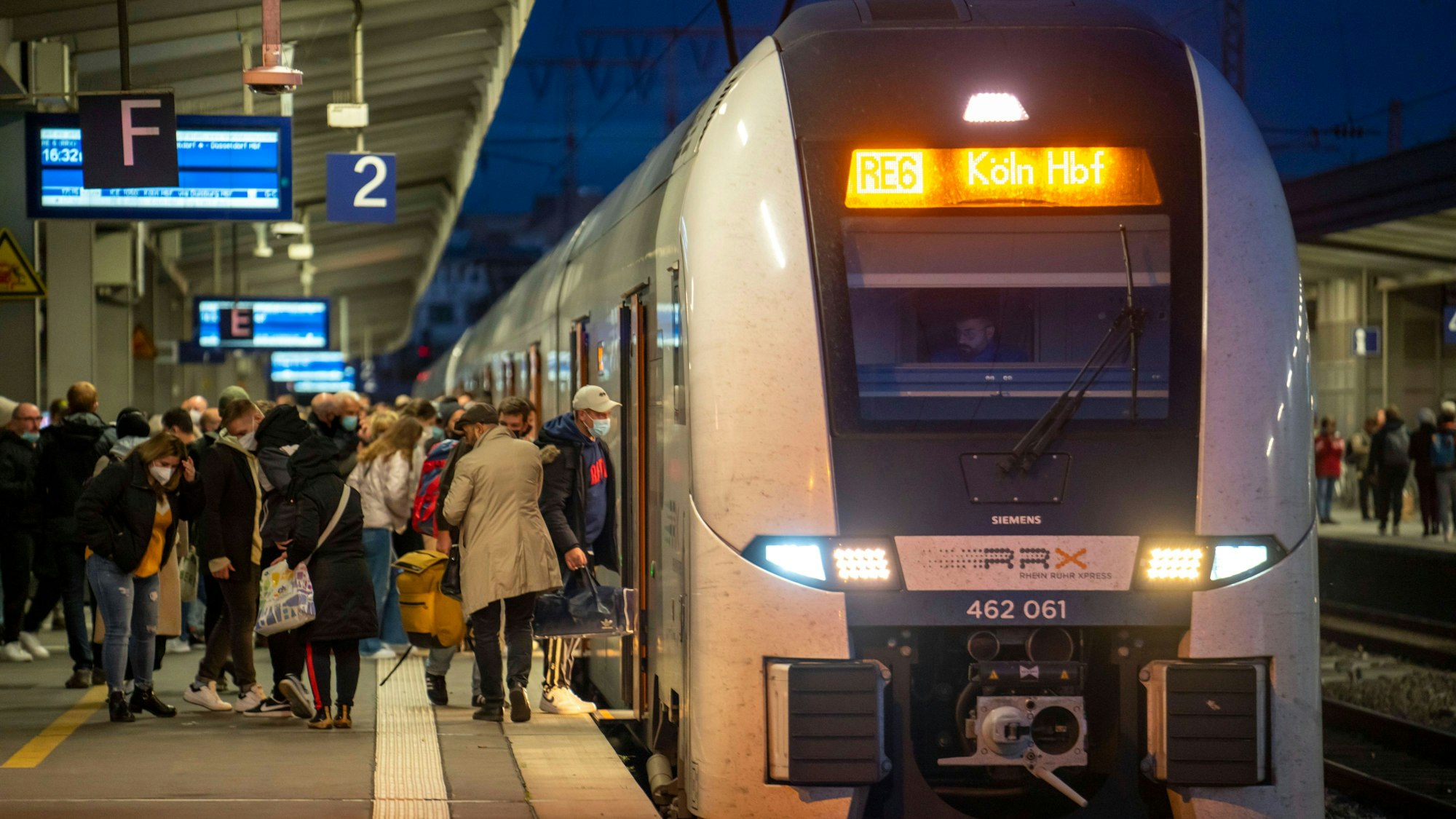Bahnhof, Nahverkehrszug, Regionalexpress RE6, RRX, nach Köln, fährt ein, Fahrgäste, Essen, NRW, Deutschland, Zugverkehr *** Train station, local train, regional express RE6, RRX, to Cologne, arrives, passengers, Essen, NRW, Germany, train traffic