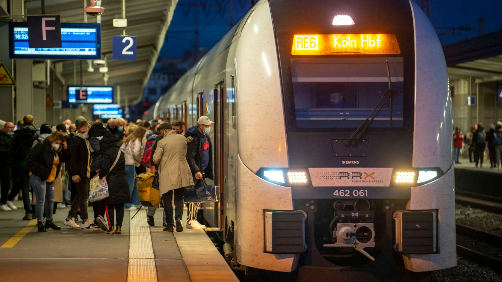 Ein Zug hält am Kölner Hauptbahnhof.