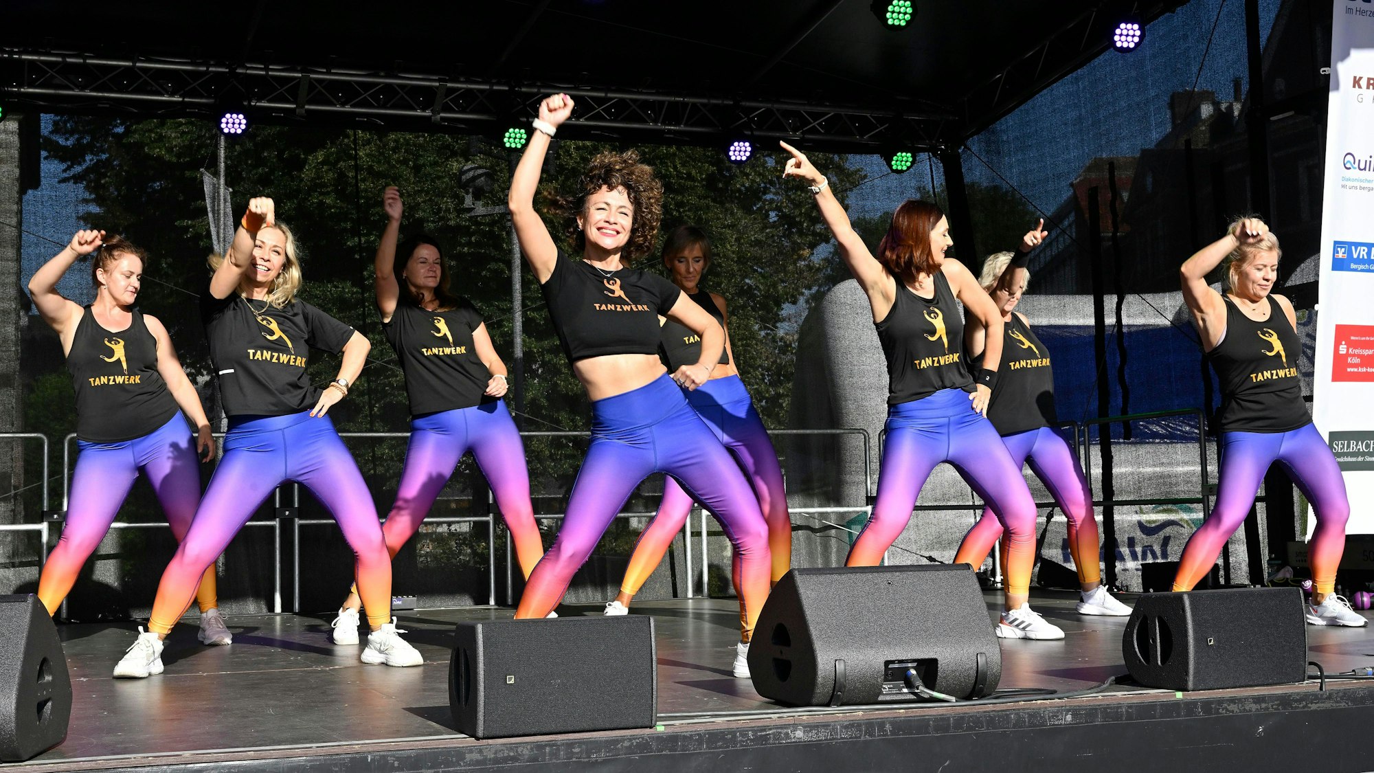 Frauen tanzen auf einer Bühne.