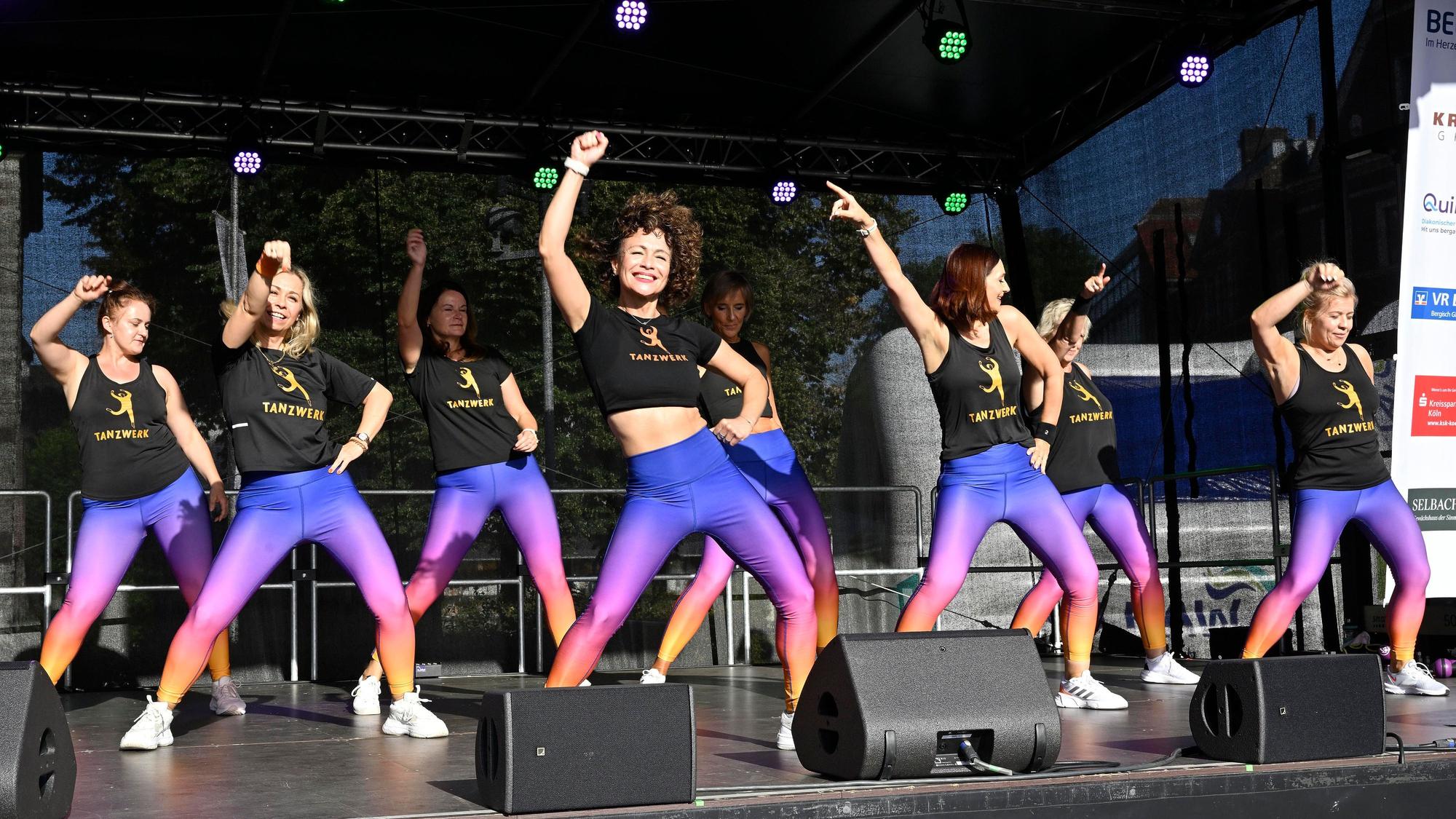 Das Foto zeigt Tänzer auf der Bühne des Stadt- und Kulturfestes 2023.