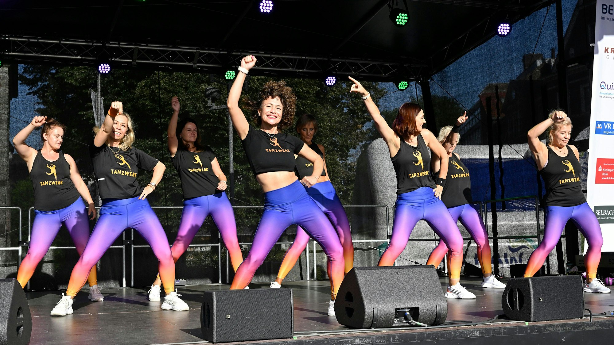 Das Foto zeigt Tänzer auf der Bühne des Stadt- und Kulturfestes 2023.