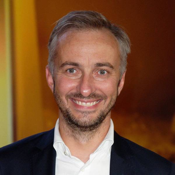 ARCHIV - 13.09.2022, Nordrhein-Westfalen, Köln: Der Satiriker Jan Böhmermann lacht bei der Verleihung der ersten Fernsehpreise 2022 bei der "Nacht der Kreativen". (zu dpa "Jan Böhmermann durchleuchtet sein Publikum: «Lass dich überwachen!»") Foto: Henning Kaiser/dpa +++ dpa-Bildfunk +++