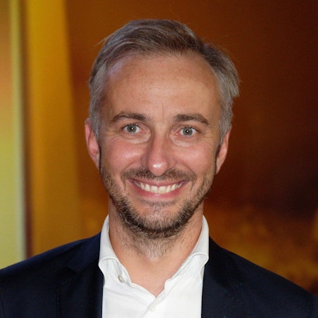 ARCHIV - 13.09.2022, Nordrhein-Westfalen, Köln: Der Satiriker Jan Böhmermann lacht bei der Verleihung der ersten Fernsehpreise 2022 bei der "Nacht der Kreativen". (zu dpa "Jan Böhmermann durchleuchtet sein Publikum: «Lass dich überwachen!»") Foto: Henning Kaiser/dpa +++ dpa-Bildfunk +++