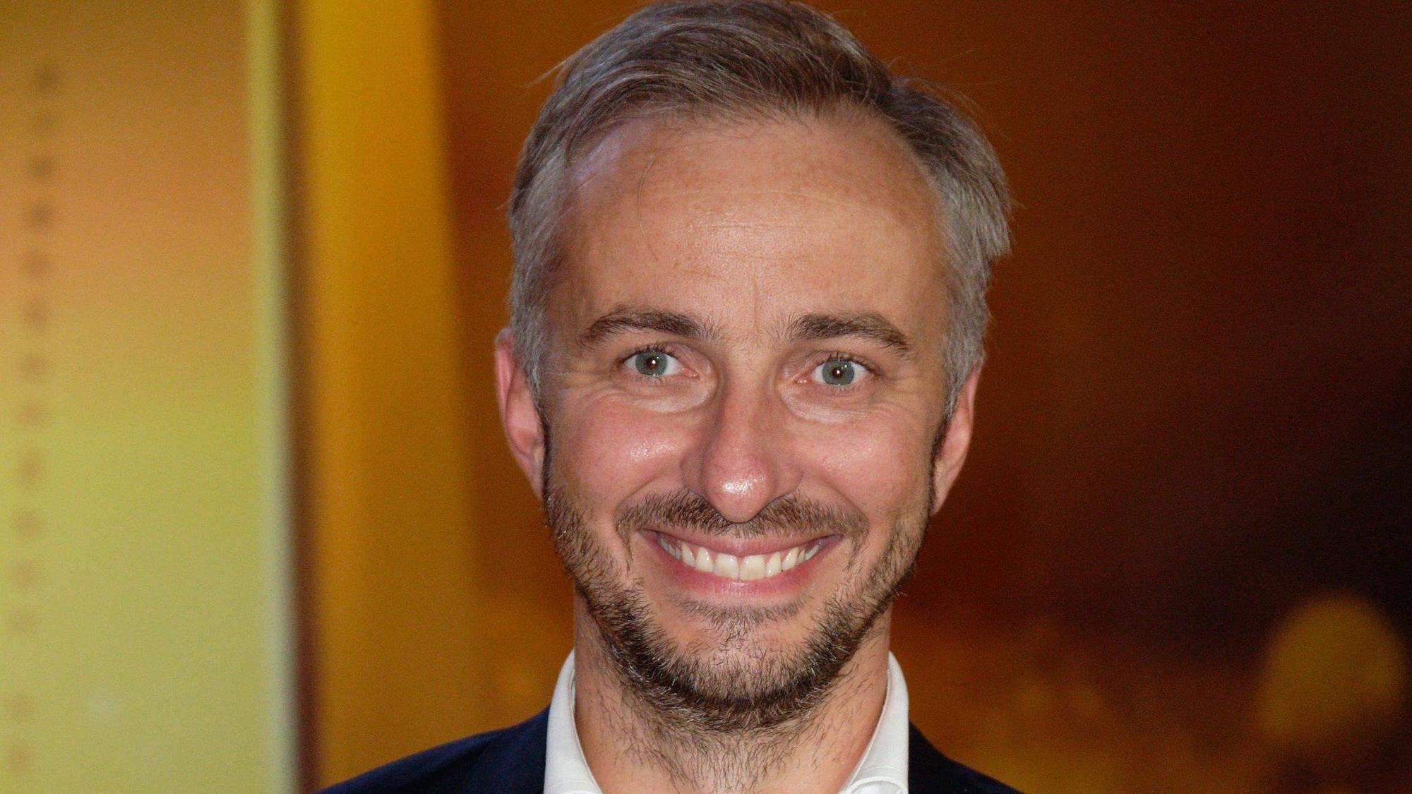 ARCHIV - 13.09.2022, Nordrhein-Westfalen, Köln: Der Satiriker Jan Böhmermann lacht bei der Verleihung der ersten Fernsehpreise 2022 bei der "Nacht der Kreativen". (zu dpa "Jan Böhmermann durchleuchtet sein Publikum: «Lass dich überwachen!»") Foto: Henning Kaiser/dpa +++ dpa-Bildfunk +++