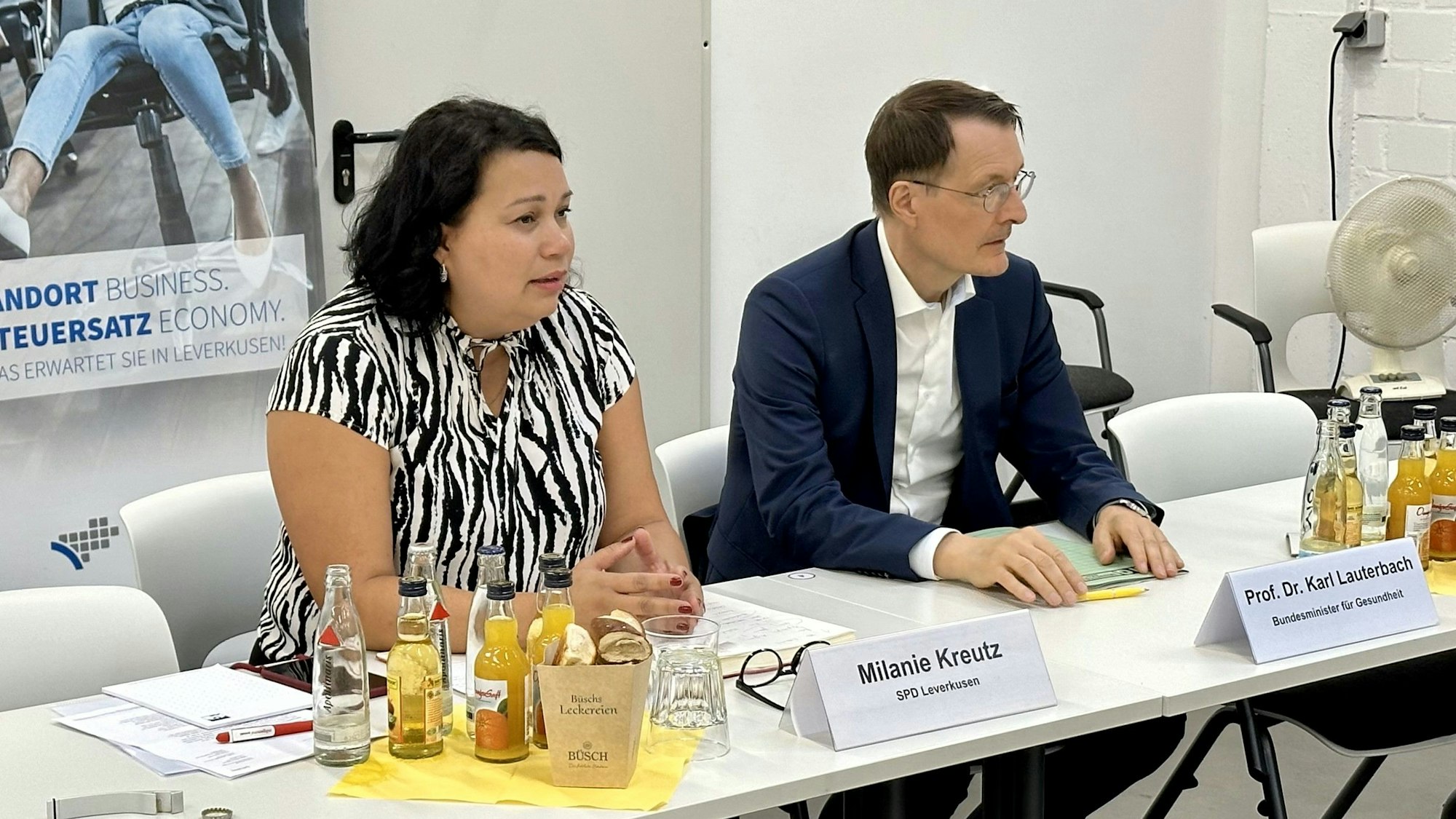 Bundesgesundheitsminister und SPD-Abgeordneter für Leverkusen, Karl Lauterbach (r., mit SPD-Fraktionschefin Milanie Kreutz), tauschte sich am Samstagabend mit Wirtschaftsvertretern aus.