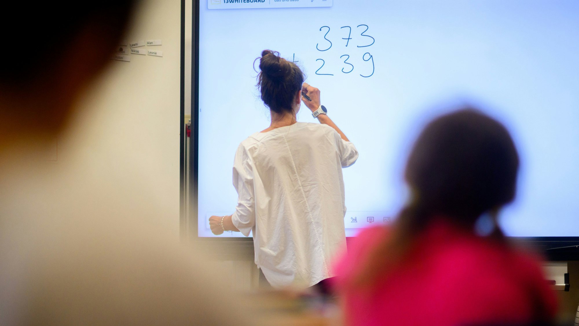 Am Freitag (26. Januar) erhalten die Schülerinnen und Schüler in NRW ihr Halbjahreszeugnis für das laufende Schuljahr 2023/24.