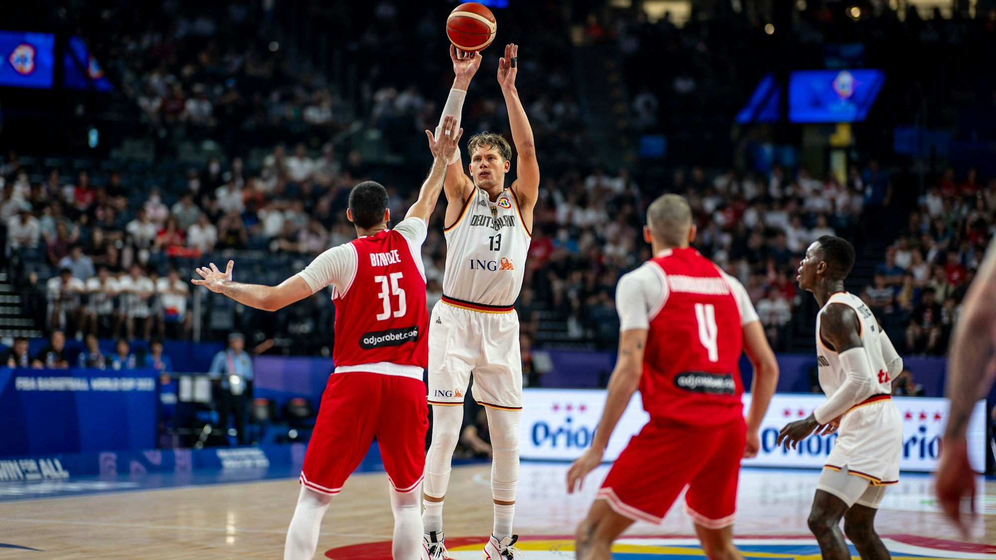 Basketball Okinawa 01.09.2023 FIBA Basketball World Cup 2023 Weltmeisterschaft der Männer Runde 2 Deutschland GER - Georgien GEO Moritz Wagner Deutschland, No.13 GOGA BITADZE Georgien, No.35 *** Basketball Okinawa 01 09 2023 FIBA Basketball World Cup 2023 World Championship Men Round 2 Germany GER Georgia GEO Moritz Wagner Germany, No 13 GOGA BITADZE Georgia, No 35