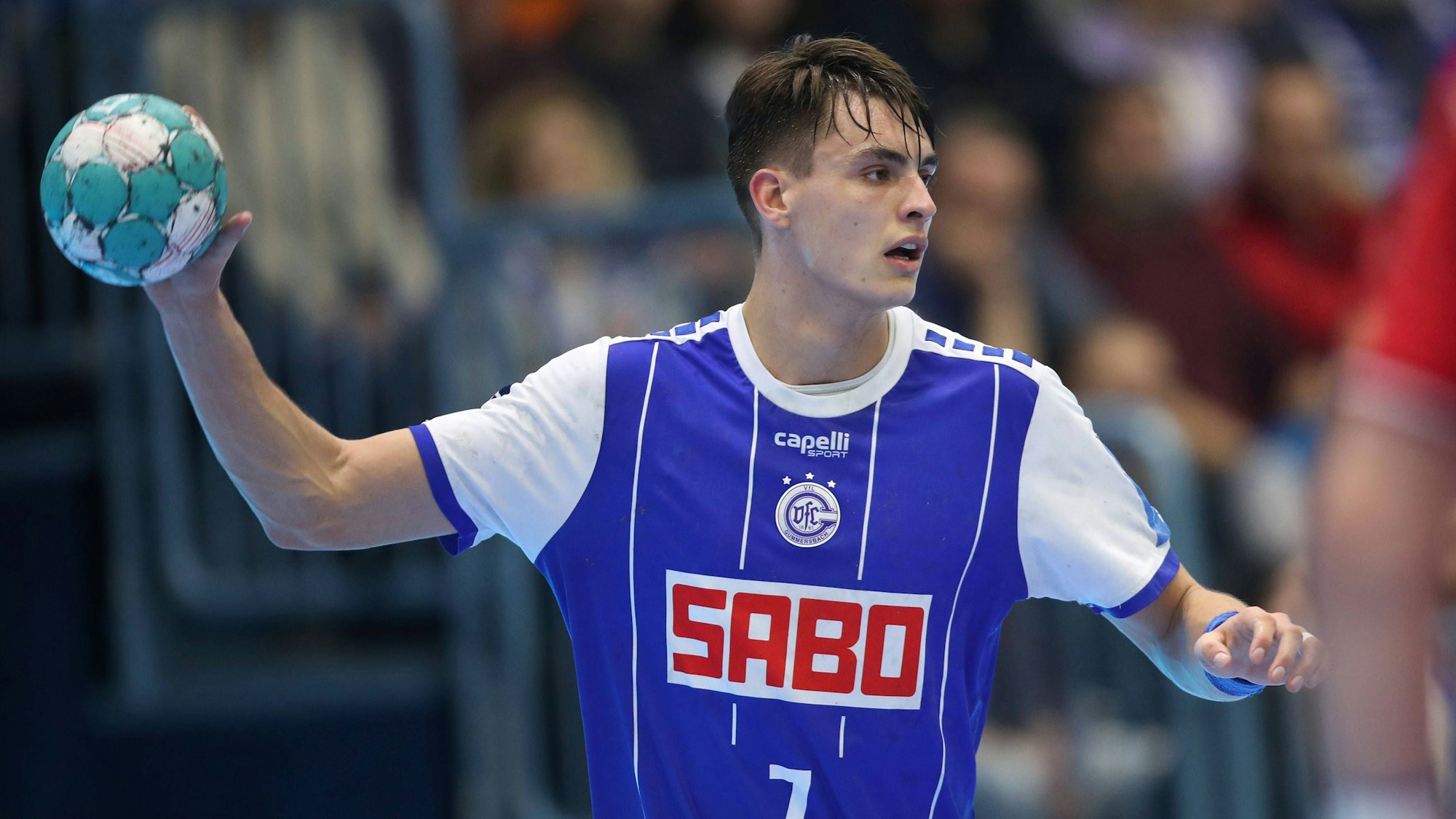 Julian Köster ist zwei Meter groß, im Angriff spielt er im linken oder mittleren Rückraum.