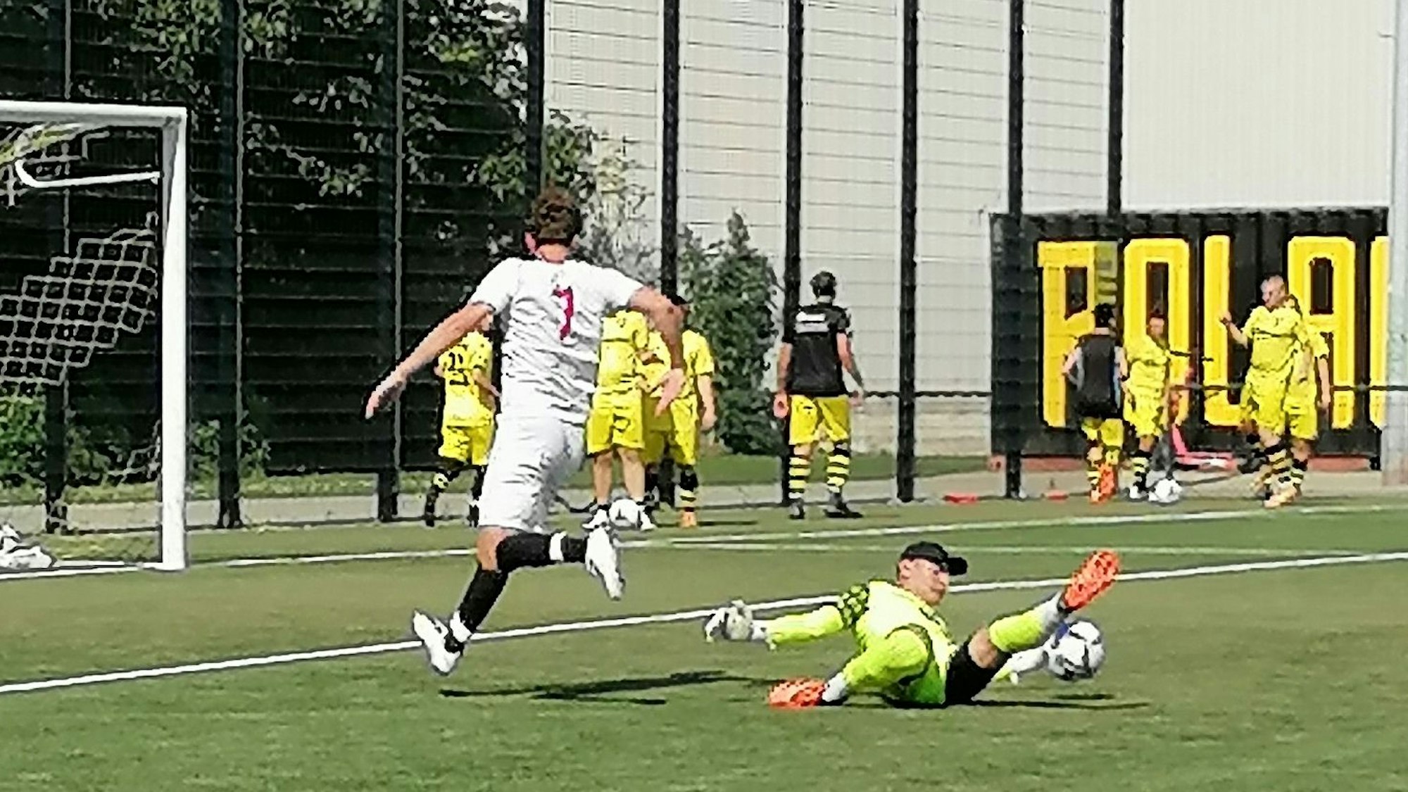 Für die Torhüter von Roland West und des ESV Olympia gab es einiges zu tun.