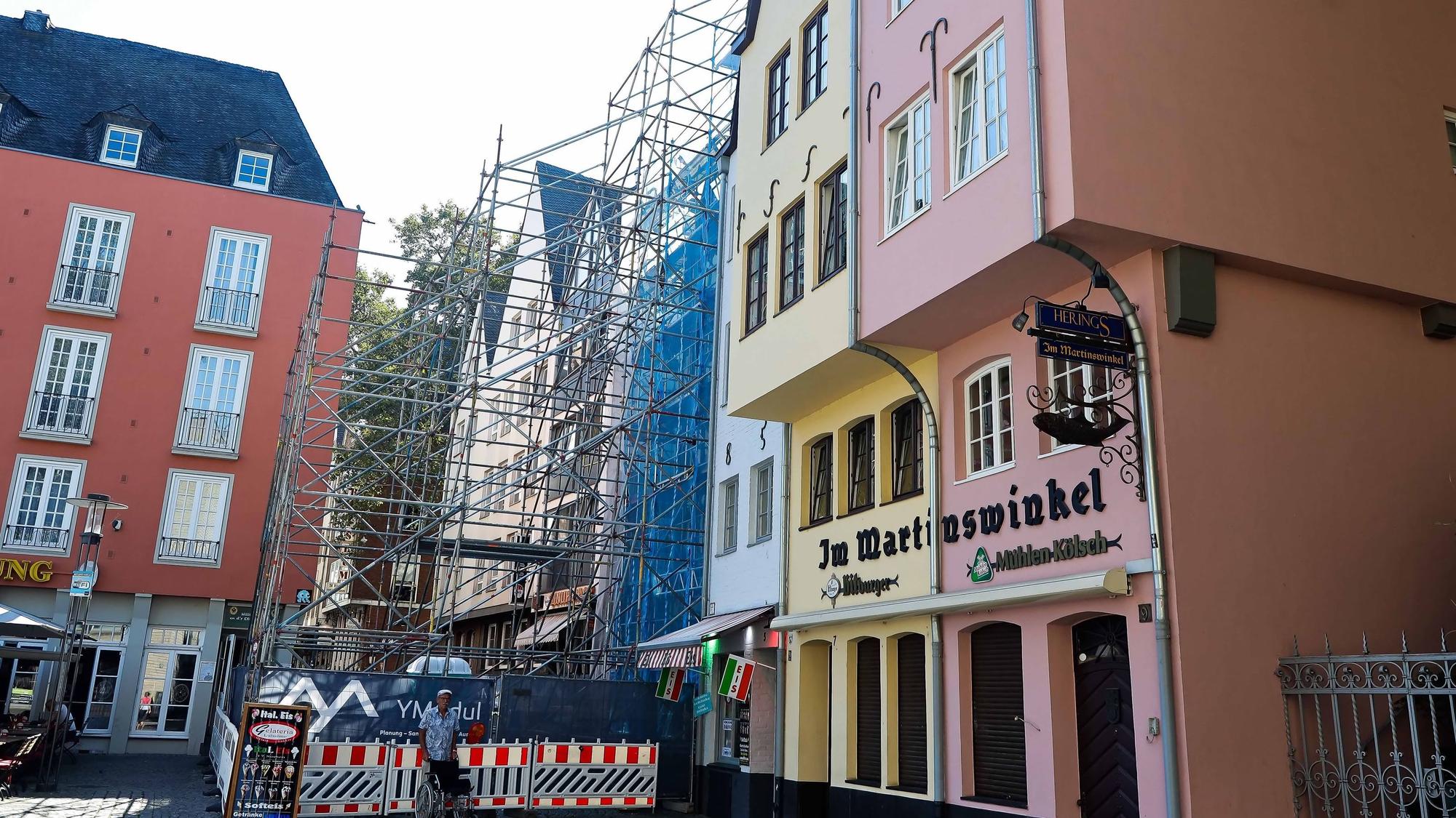 Vor die Giebelhäuschen wurde ein weiteres Gerüst gesetzt, das weit in den Fischmarkt hineinragt.