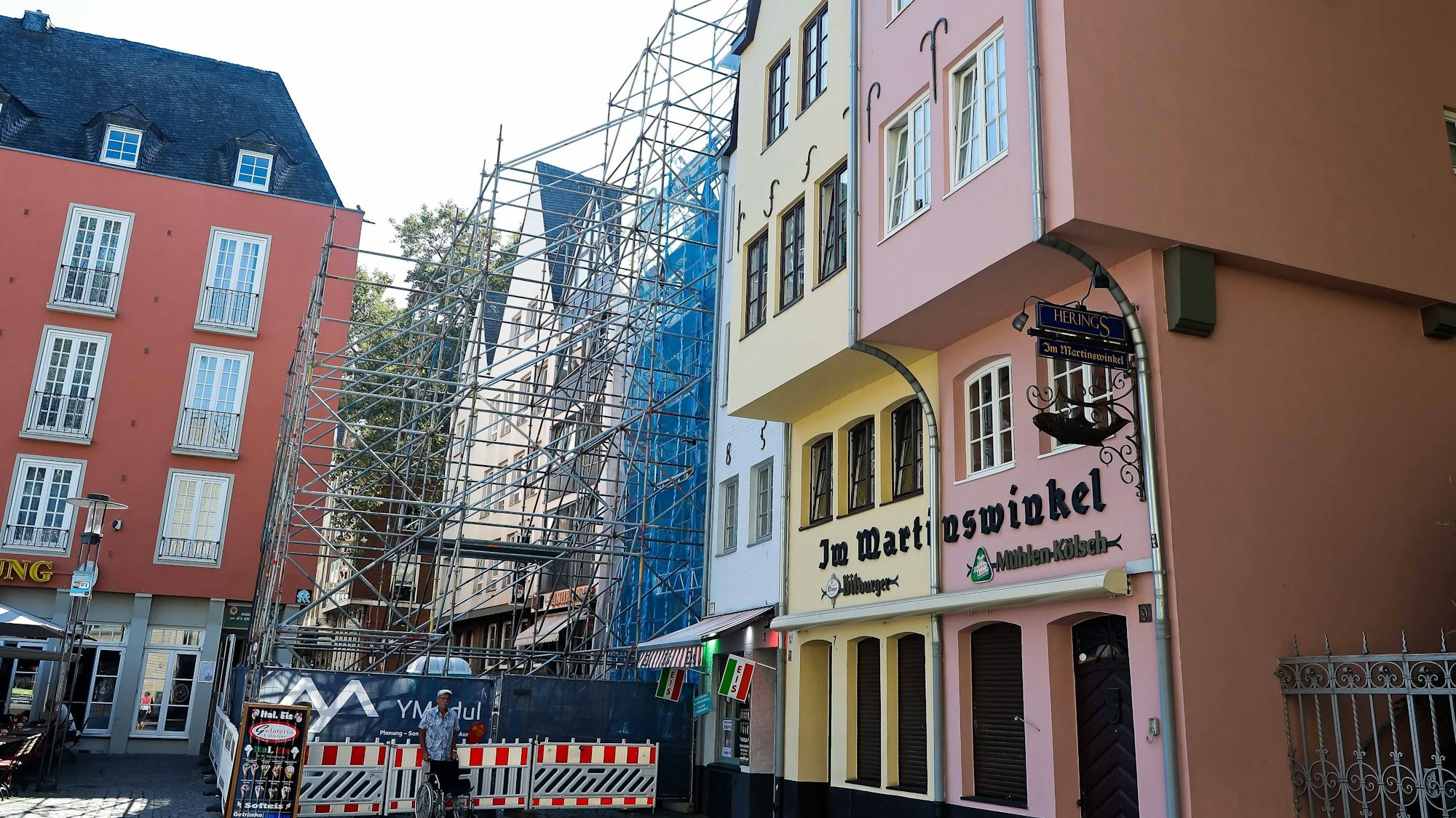 Vor die Giebelhäuschen wurde ein weiteres Gerüst gesetzt, das weit in den Fischmarkt hineinragt.
