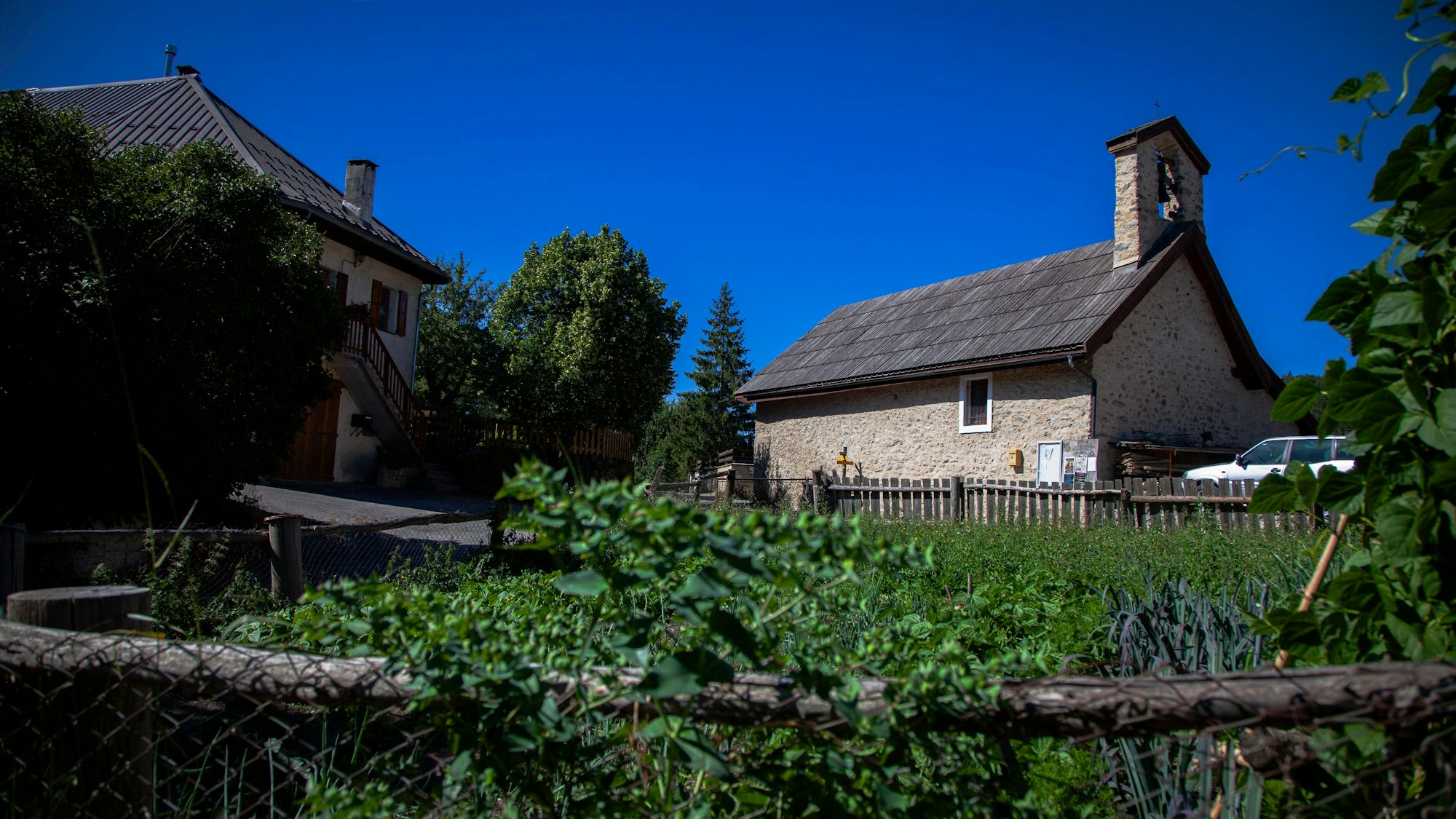 Im französischen Alpendorf Le Vernet sucht die Polizei seit zwei Monaten nach dem vermissten zweijährigen Jungen Émile. Er war vom Grundstück seiner Großeltern verschwunden.
