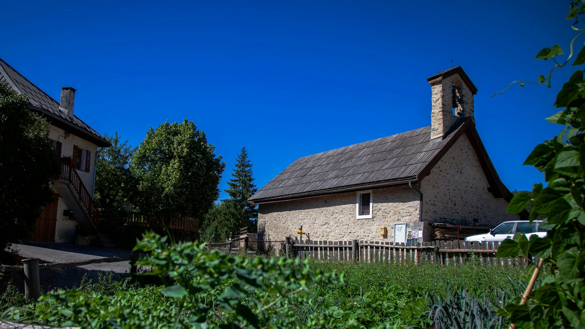 In der Nähe dieser Talstraße im französischen Le Vernet ist der zweijährige Émile verschwunden. Zwei Zeugen hatten ihn dort gemeinsam mit seinem Großvater gesehen.