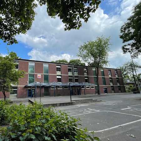 Das Bild zeigt die Burgschule von der Außenseite.