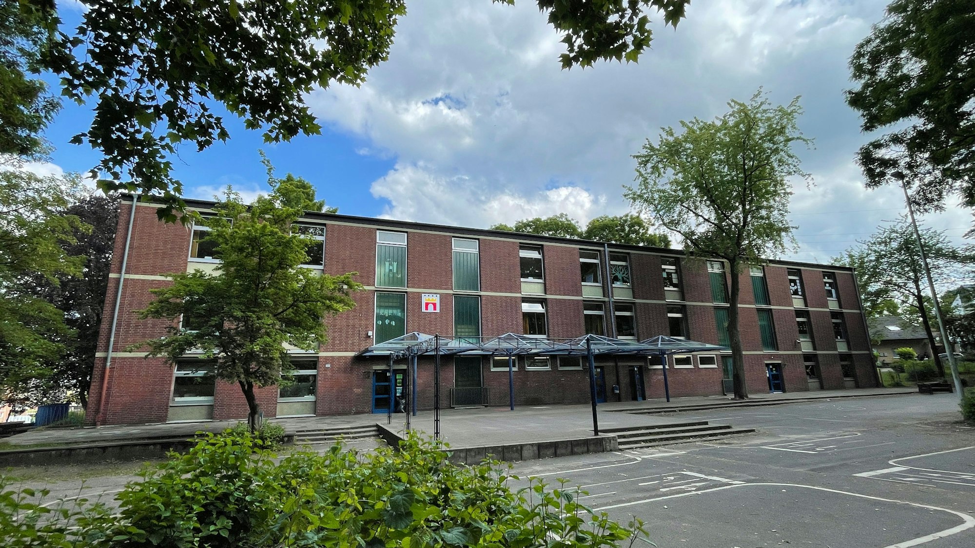 Das Bild zeigt die Burgschule von der Außenseite.