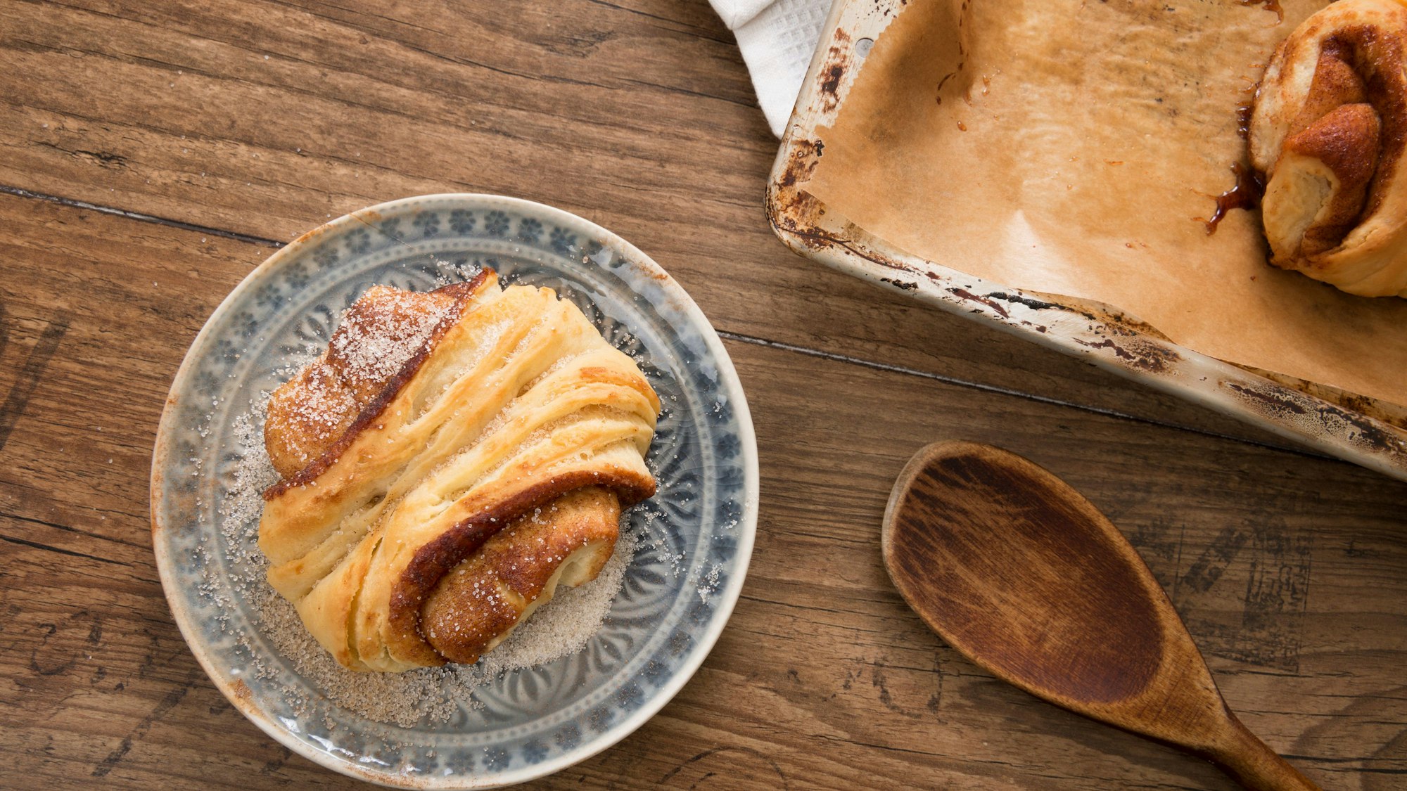 Köstlich knusprig, buttrig und zimtig ist das Franzbrötchen.