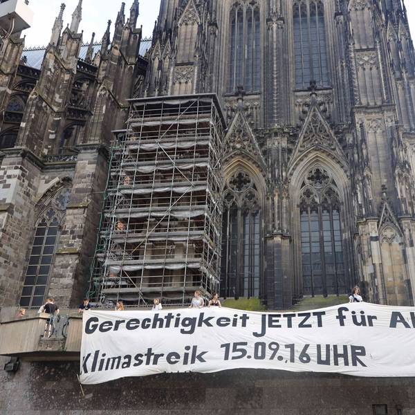 Die Klimaschutzorganisation Fridays For Future hangen vor dem Dom ein Banner mit dem Schriftzug „Gerechtigkeit jetzt für alle - Klimastreik 15.9, 16 Uhr“ auf.