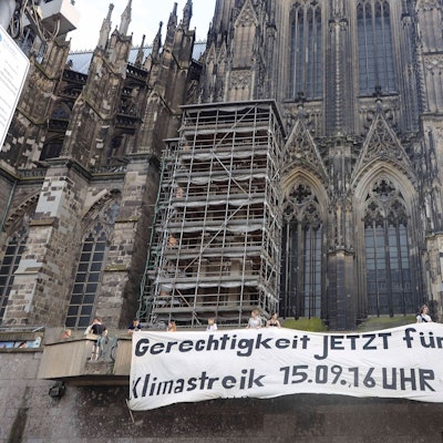 Die Klimaschutzorganisation Fridays For Future hangen vor dem Dom ein Banner mit dem Schriftzug „Gerechtigkeit jetzt für alle - Klimastreik 15.9, 16 Uhr“ auf.