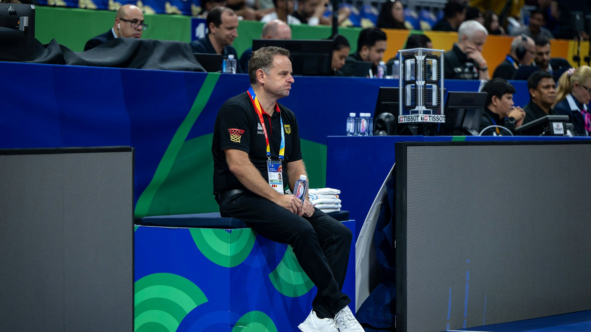 Team-Arzt Oliver Pütz sitzt beim Halbfinal-Spiel gegen die USA auf einer Mauer.