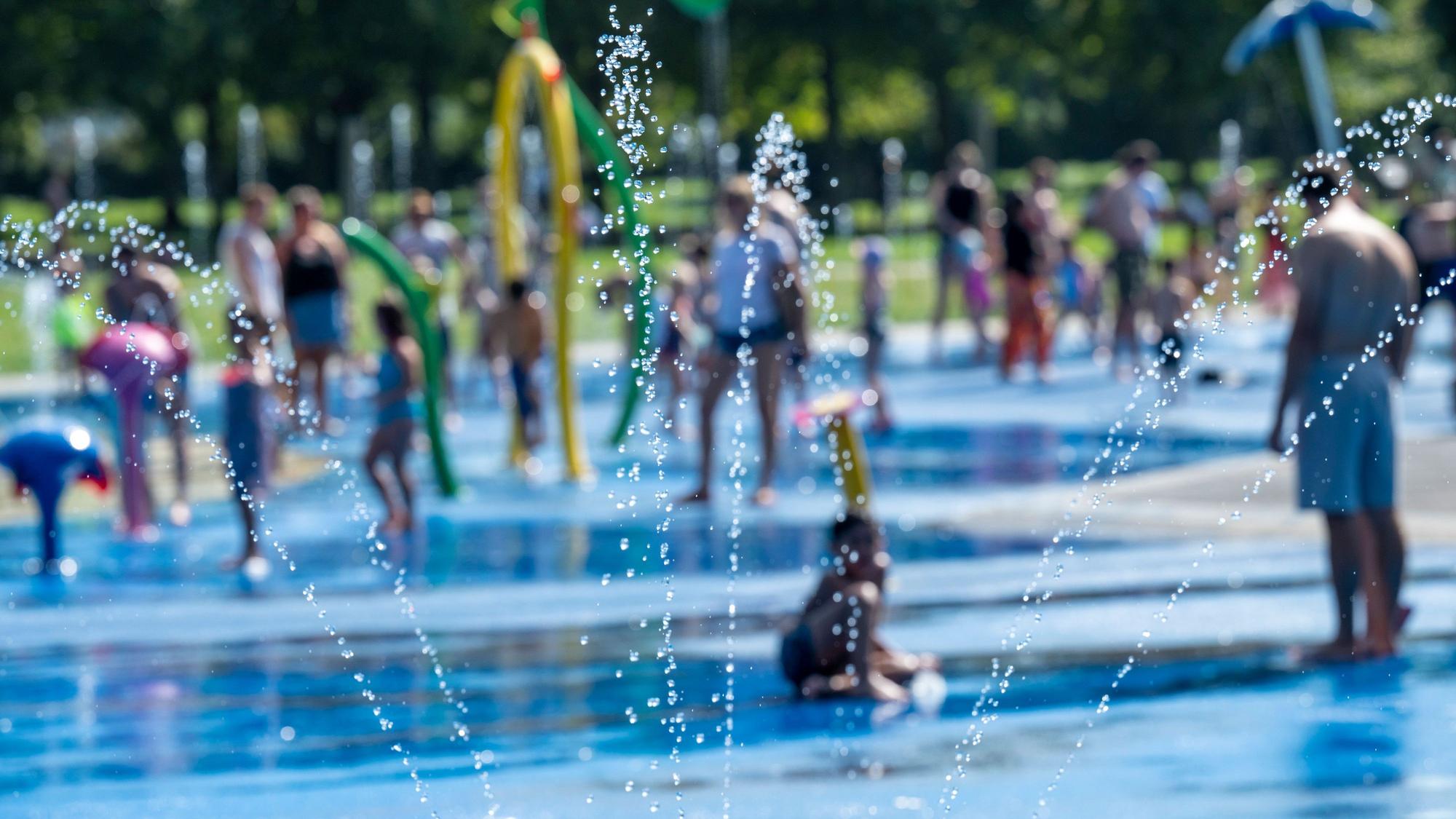 Kinder spielen auf dem Wasserspielplatz im Inneren Grüngürtel. (Archivbild)