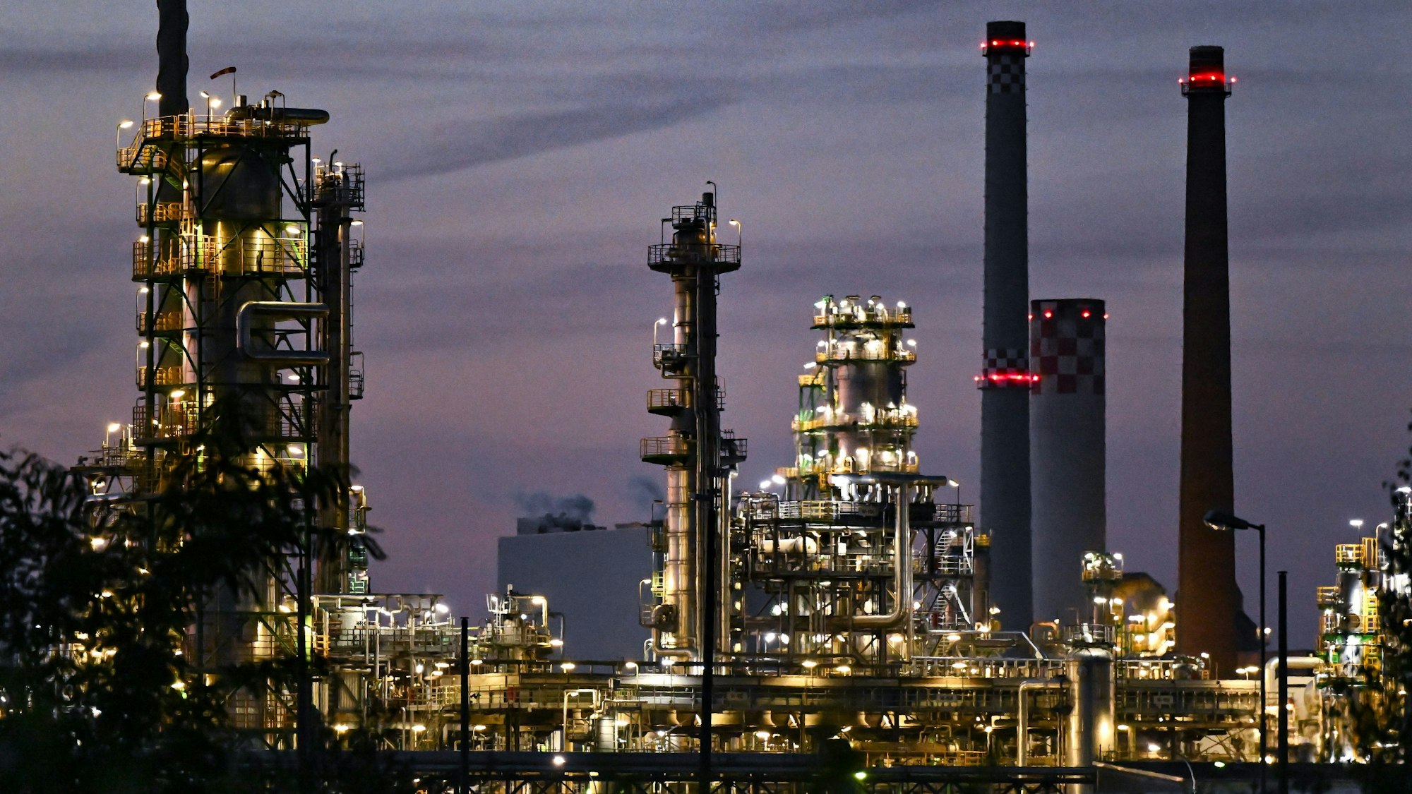 Die PCK-Raffinerie im brandenburgischen Schedt gehört mehrheitlich Tochtergesellschaften der russischen Rosneft. Wegen des Ukraine-Kriegs soll eigentlich kein Öl mehr aus Russland nach Deutschland importiert werden.