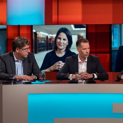 Michael Kellner (Grüne), Christian Dürr (FDP) und Politikwissenschaftlerin Dr. Ursula Münch diskutieren bei „Hart aber fair“ über die Halbzeitbilanz der Ampel-Regierung.