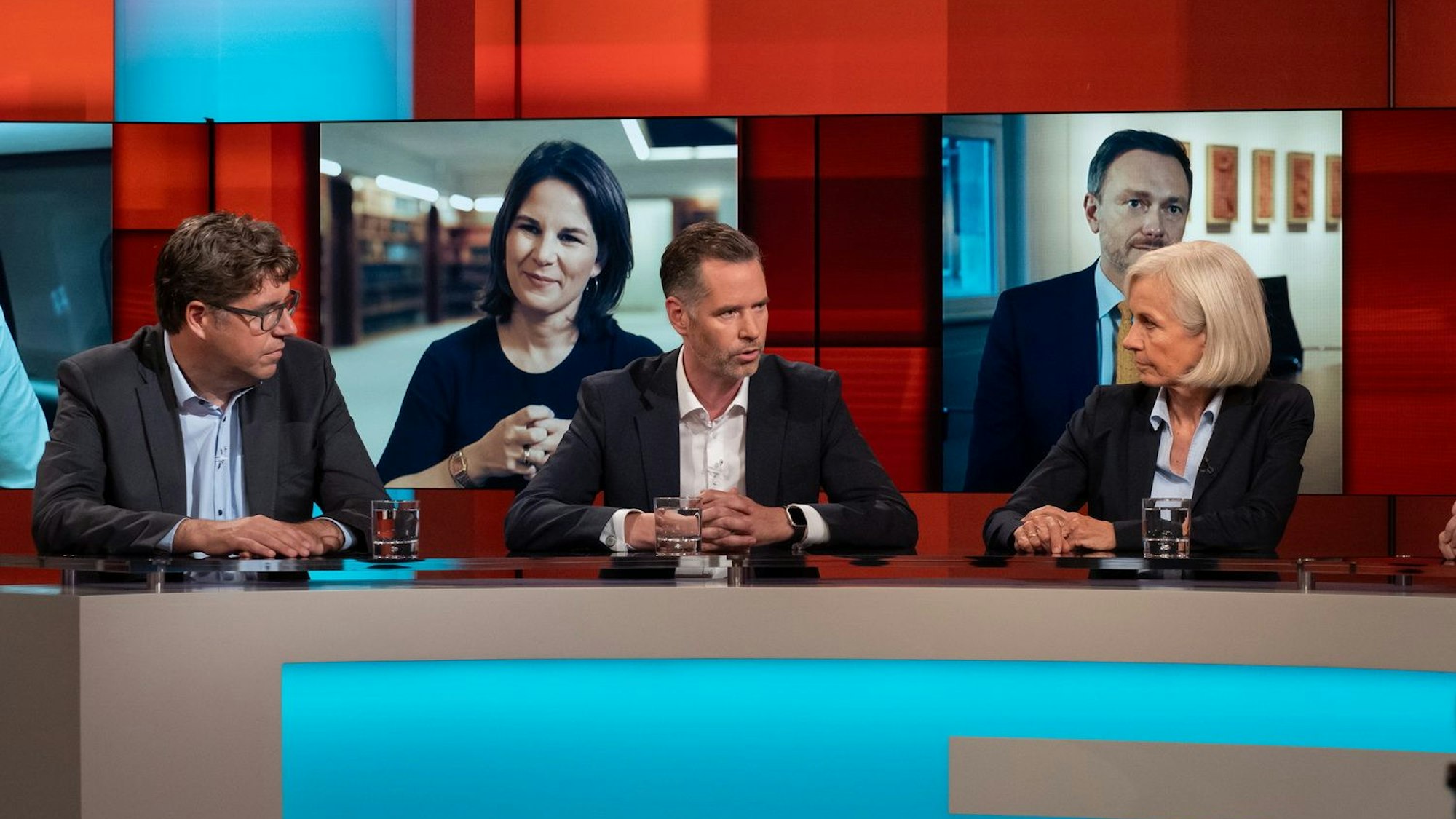 Michael Kellner (Grüne), Christian Dürr (FDP) und Politikwissenschaftlerin Dr. Ursula Münch diskutieren bei „Hart aber fair“ über die Halbzeitbilanz der Ampel-Regierung.