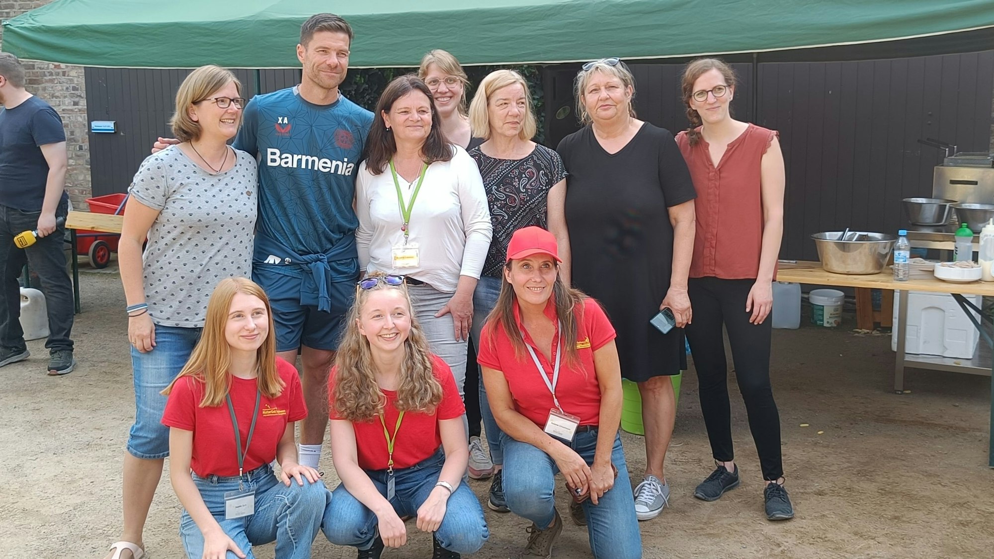 Xabi Alonso bei einem Gruppenbild. Menschen in zwei Reihen hintereinander.