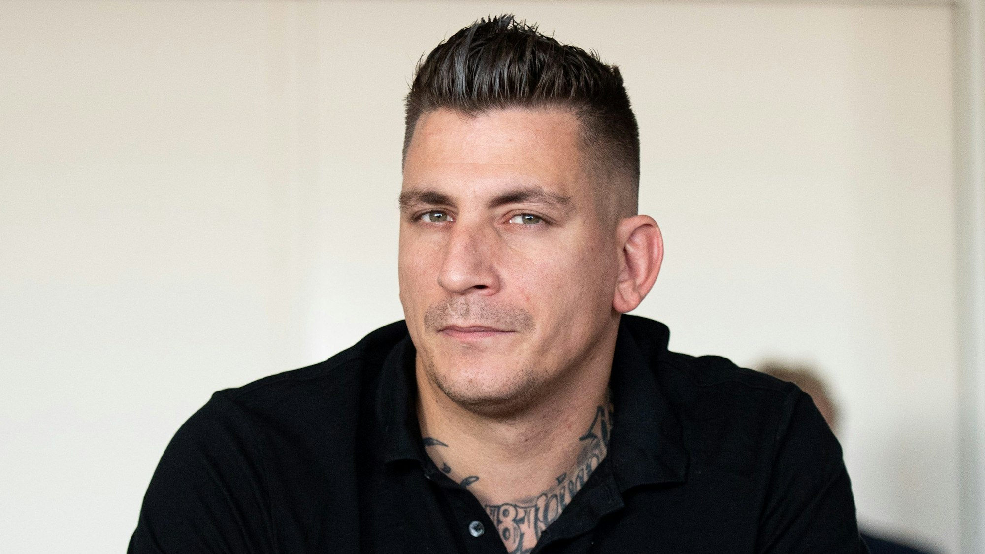 ARCHIV - 29.09.2020, Hamburg: Rapper Gzuz (bürgerlich Kristoffer Jonas Klauß) sitzt in einem Gerichtssaal im Landgericht. (zu dpa "Hamburger Rapper Gzuz aus JVA entlassen") Foto: Daniel Reinhardt/dpa +++ dpa-Bildfunk +++