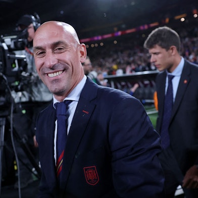 Luis Rubiales lacht in eine Kamera, nachdem die spanischen Fußballerinnen in Australien den Weltmeister-Titel geholt hatten.