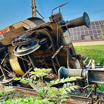 Teile des entgleisten Güterzugs liegen auf der Bahnstrecke im nordrhein-westfälischen Geseke. Bei dem Unfall kam der Lokführer ums Leben.
