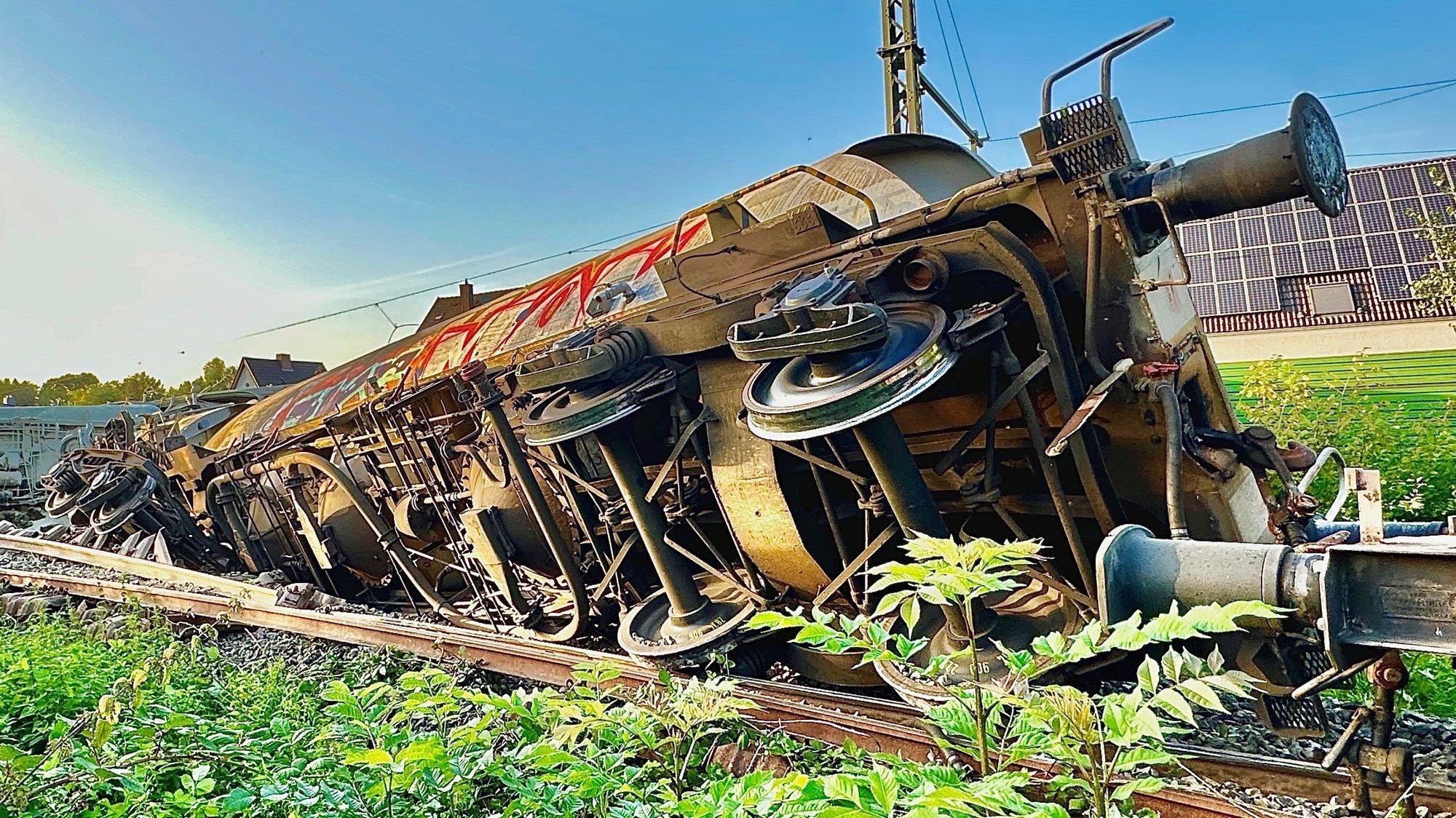 Teile des entgleisten Güterzugs liegen auf der Bahnstrecke im nordrhein-westfälischen Geseke. Bei dem Unfall kam der Lokführer ums Leben.