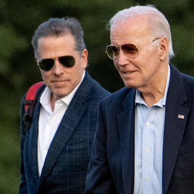 Der US-amerikanische Präsident Joe Biden (r.) und sein Sohn Hunter.