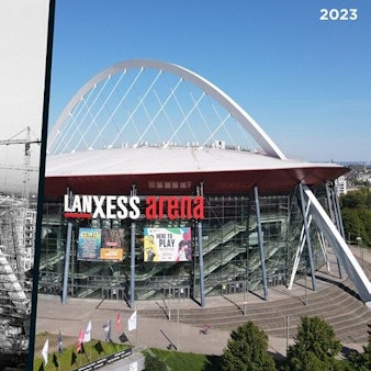 Blick auf die Lanxess-Arena im Bau 1998 und heute.