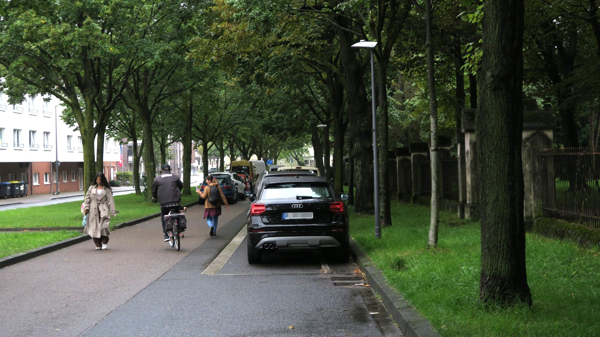 Auf der Spielstraße parken Autos.