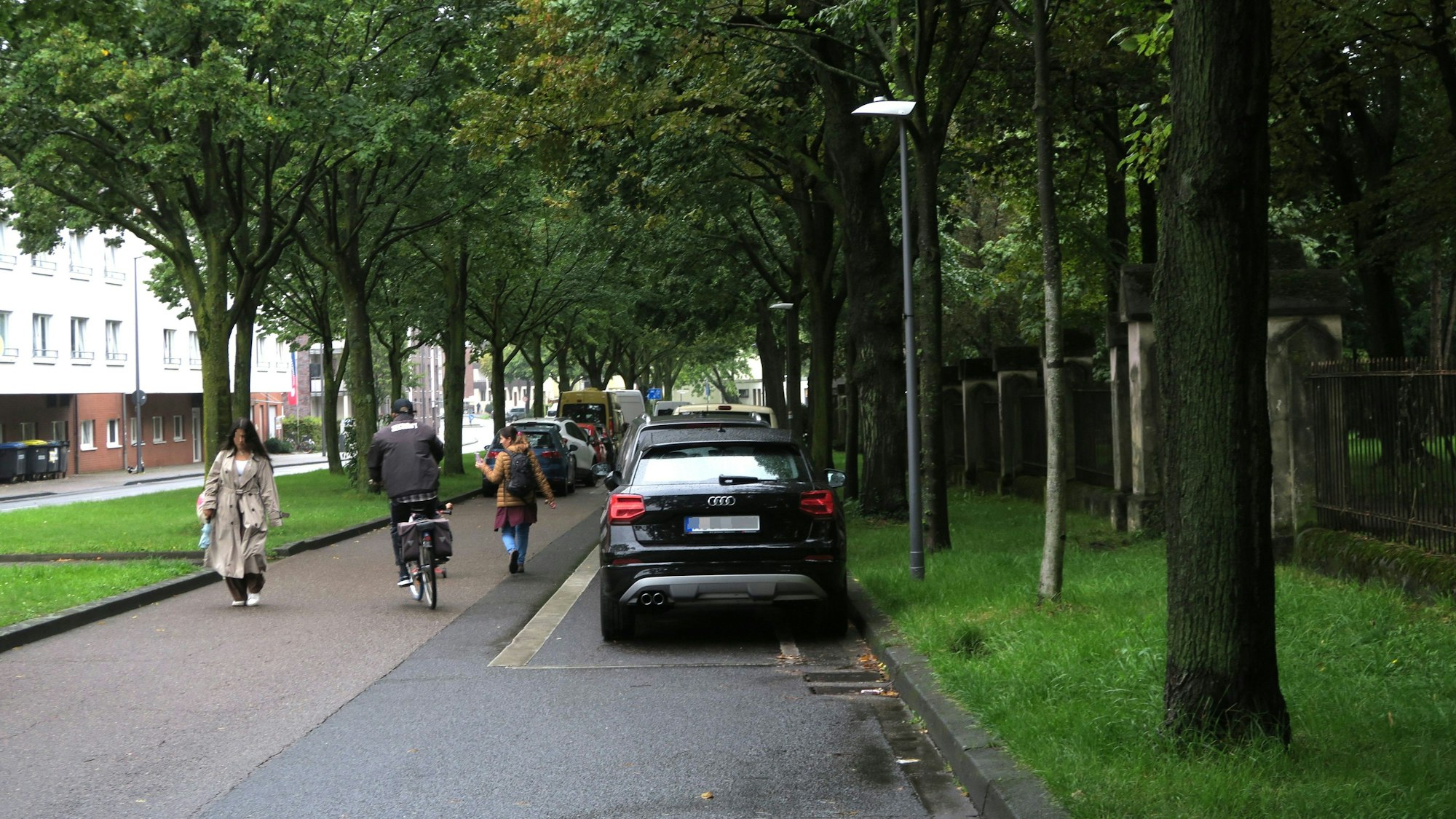 Auf der Spielstraße parken Autos.