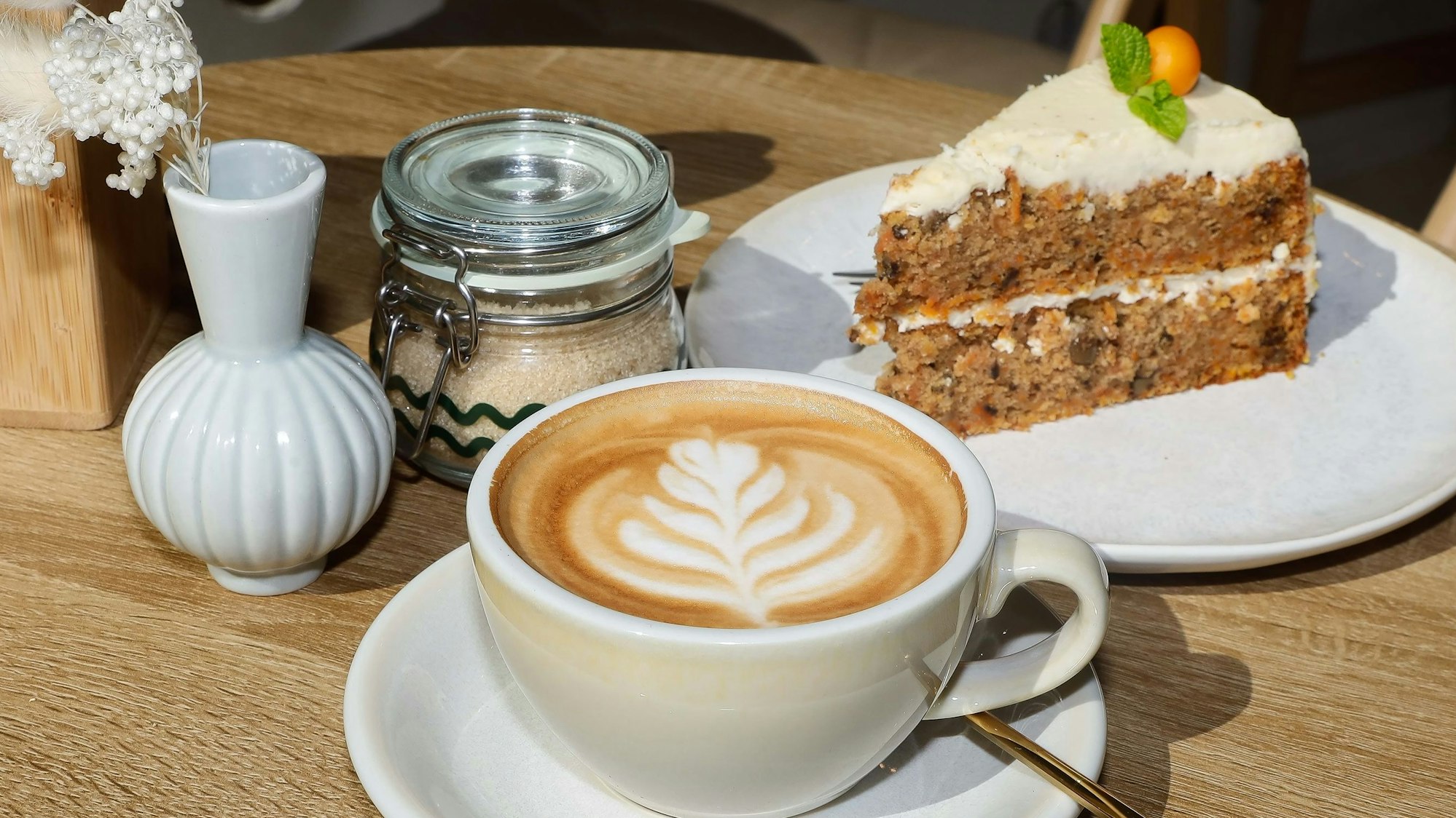 Cappuccino und Karottenkuchen