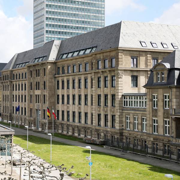Die Staatskanzlei in Düsseldorf, Sitz des Ministerpräsidenten von Nordrhein-Westfalen ist zu sehen samt der Promenade davor.