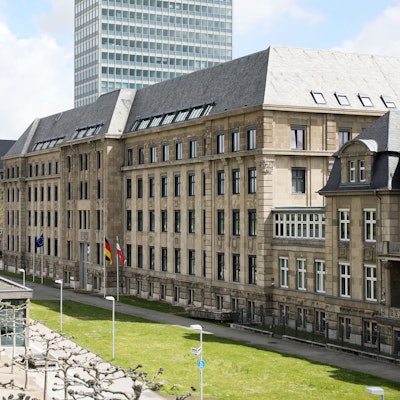 Die Staatskanzlei in Düsseldorf, Sitz des Ministerpräsidenten von Nordrhein-Westfalen ist zu sehen samt der Promenade davor.