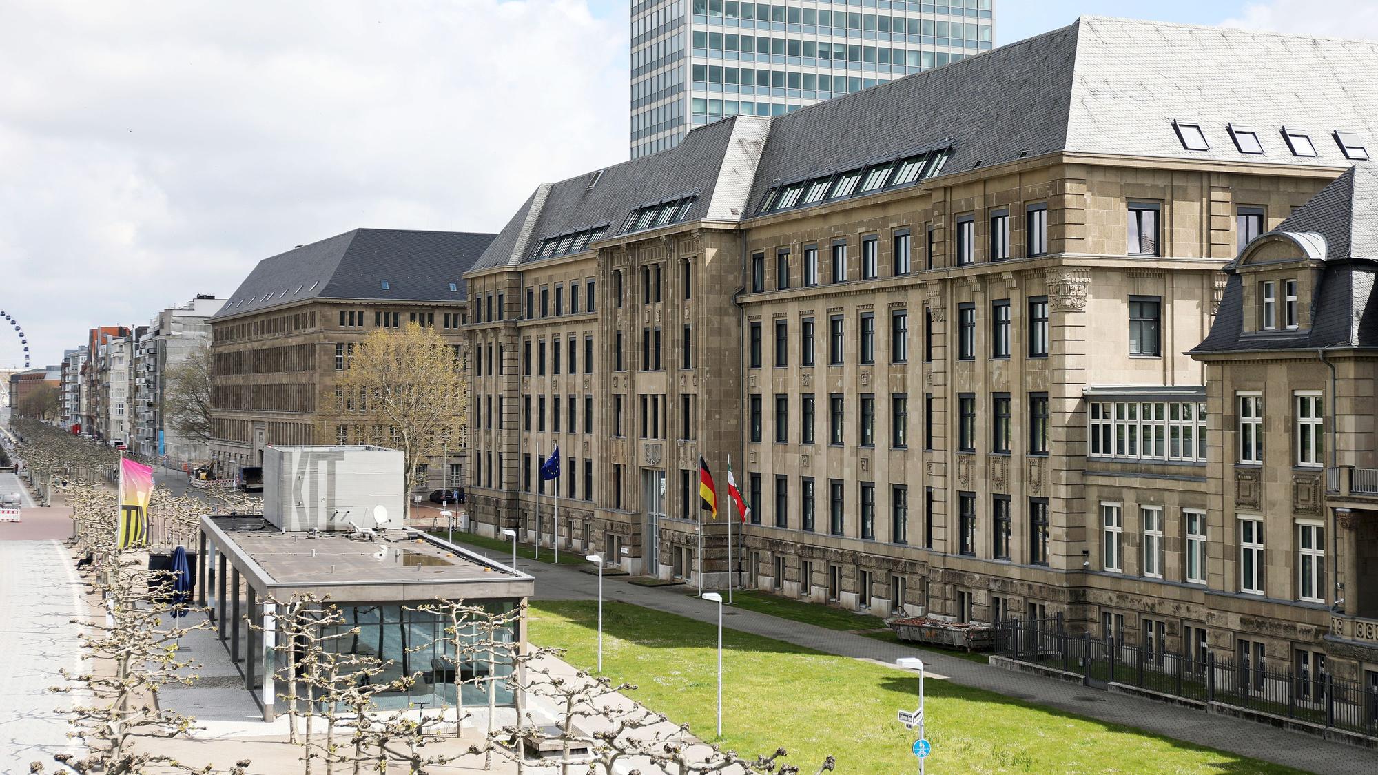 Die Staatskanzlei in Düsseldorf, Sitz des Ministerpräsidenten von Nordrhein-Westfalen ist zu sehen samt der Promenade davor.