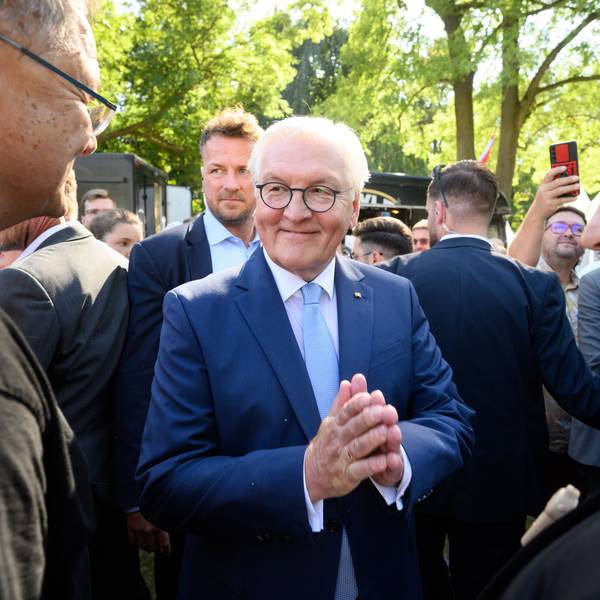 Bundespräsident Frank-Walter Steinmeier (M) unterhält sich beim Tag des offenen Schlosses von Bundespräsident Steinmeier im Park von Schloss Bellevue mit Besuchern. Mit dem Bürgerfest und dem Tag des offenen Schlosses soll das ehrenamtliche Engagement in Deutschland gewürdigt werden. An zwei Tagen lädt das Staatsoberhaupt dazu ein, das breite gesellschaftliche Engagement in all seinen Facetten kennenzulernen und sich untereinander auszutauschen. Die diesjährigen Partnerländer des Bürgerfestes sind Thüringen und Tschechien.