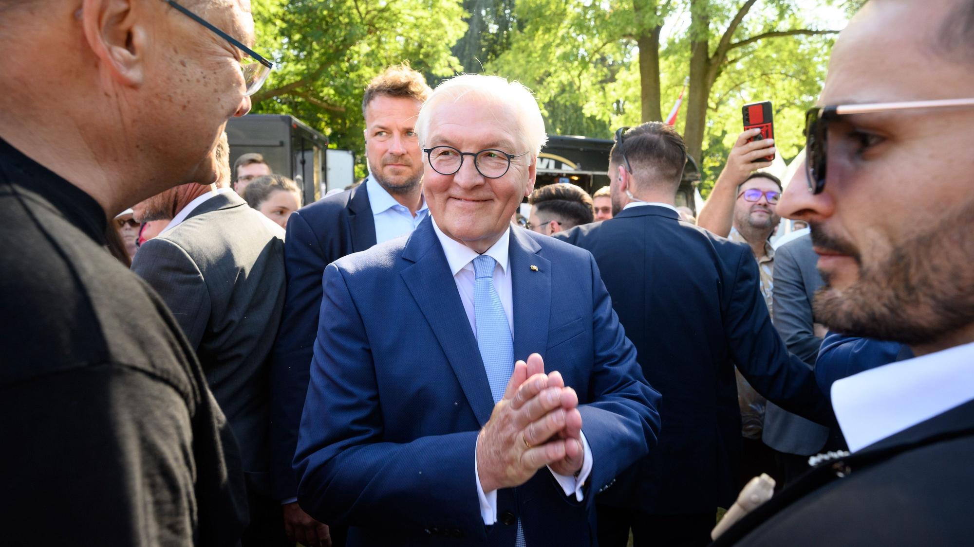 Bundespräsident Frank-Walter Steinmeier (M) unterhält sich beim Tag des offenen Schlosses von Bundespräsident Steinmeier im Park von Schloss Bellevue mit Besuchern. Mit dem Bürgerfest und dem Tag des offenen Schlosses soll das ehrenamtliche Engagement in Deutschland gewürdigt werden. An zwei Tagen lädt das Staatsoberhaupt dazu ein, das breite gesellschaftliche Engagement in all seinen Facetten kennenzulernen und sich untereinander auszutauschen. Die diesjährigen Partnerländer des Bürgerfestes sind Thüringen und Tschechien.