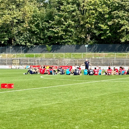 Steffen Baumgart nahm sich am Dienstag viel Zeit, um seiner Mannschaft zu erklären, was er verlangt.