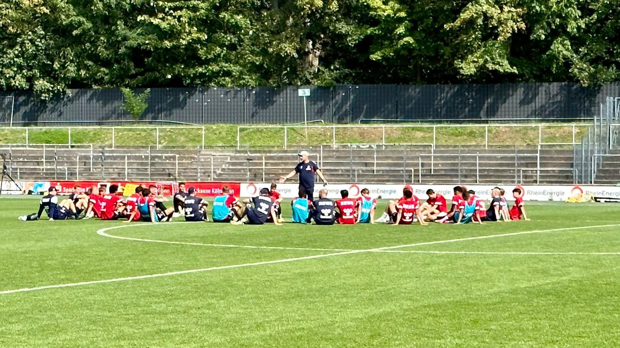 Steffen Baumgart nahm sich am Dienstag viel Zeit, um seiner Mannschaft zu erklären, was er verlangt.