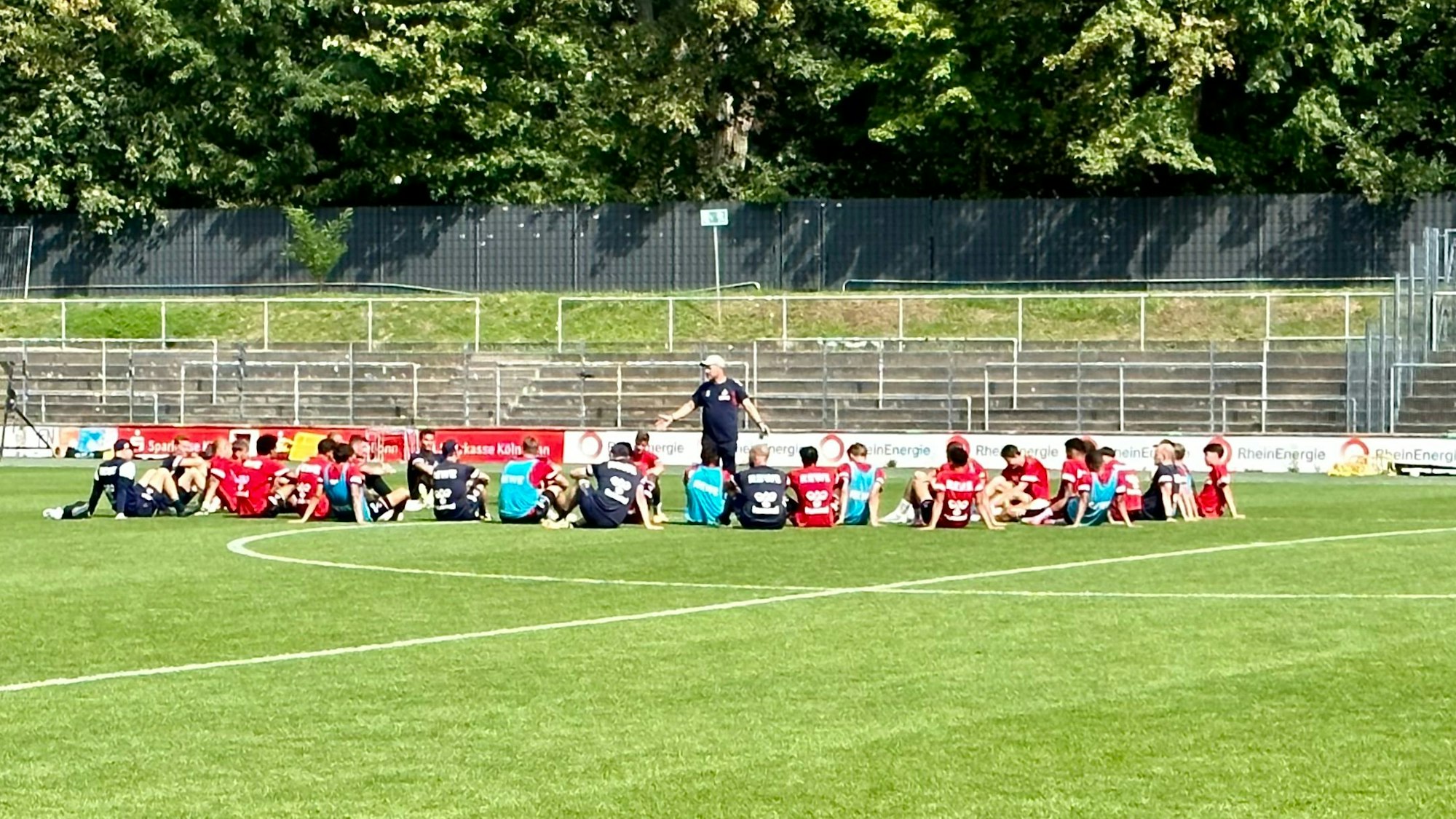 Steffen Baumgart nahm sich am Dienstag viel Zeit, um seiner Mannschaft zu erklären, was er verlangt.