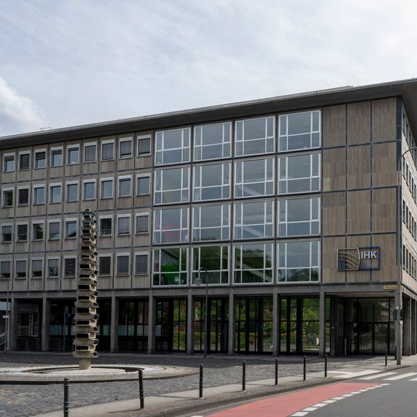 22.07.2023, Köln: Das Gebäude der Industrie- und Handelskammer zu Köln (IHK Köln). Um die Sanierung des Gebäudes herrschte lange Streit, jetzt soll sie für 100 Millionen Euro erfolgen. Foto: Uwe Weiser