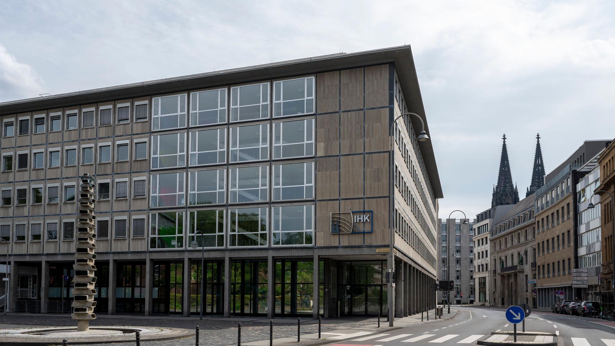 22.07.2023, Köln: Das Gebäude der Industrie- und Handelskammer zu Köln (IHK Köln). Um die Sanierung des Gebäudes herrschte lange Streit, jetzt soll sie für 100 Millionen Euro erfolgen. Foto: Uwe Weiser