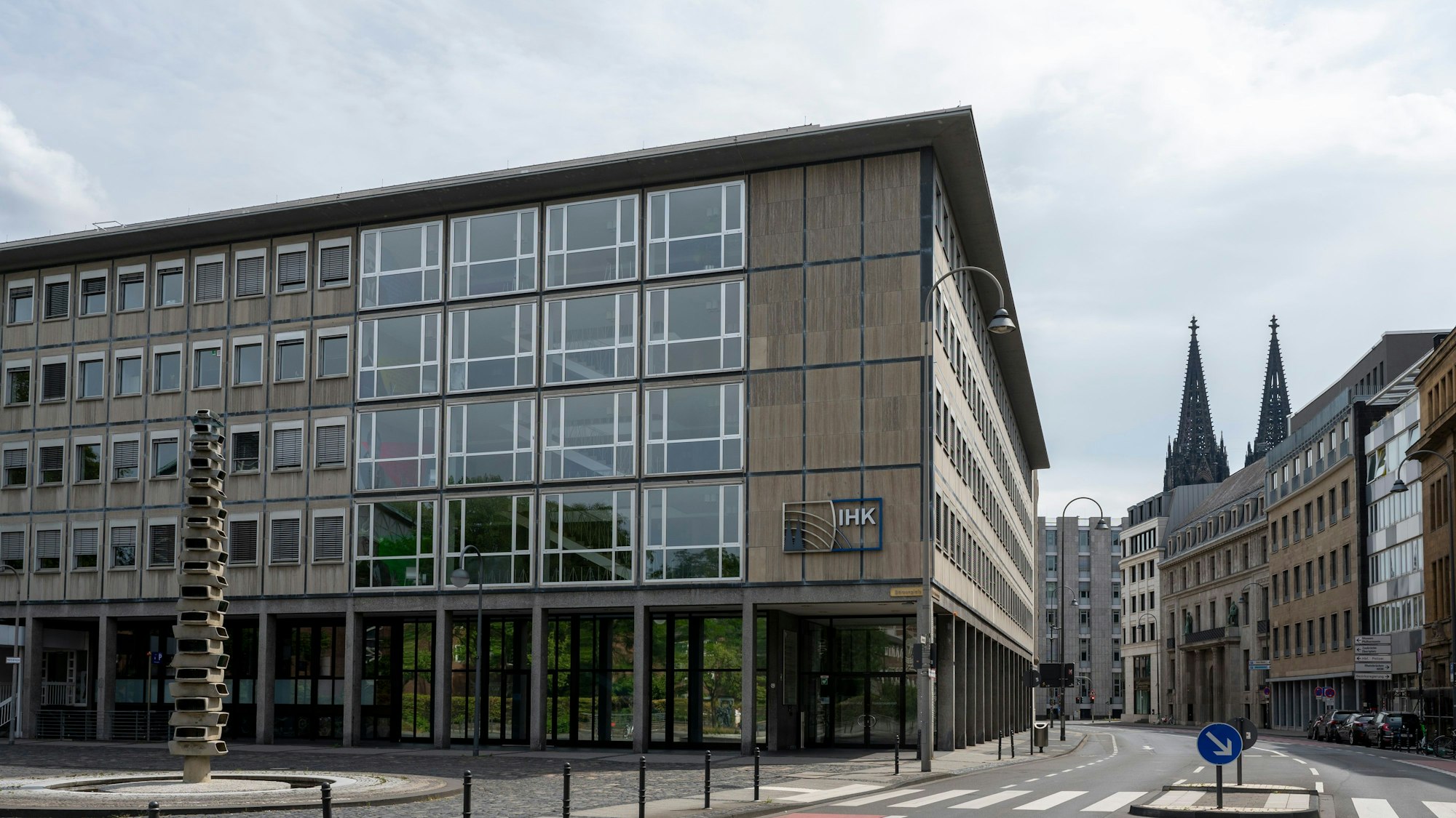 22.07.2023, Köln: Das Gebäude der Industrie- und Handelskammer zu Köln (IHK Köln). Um die Sanierung des Gebäudes herrschte lange Streit, jetzt soll sie für 100 Millionen Euro erfolgen.  Foto: Uwe Weiser