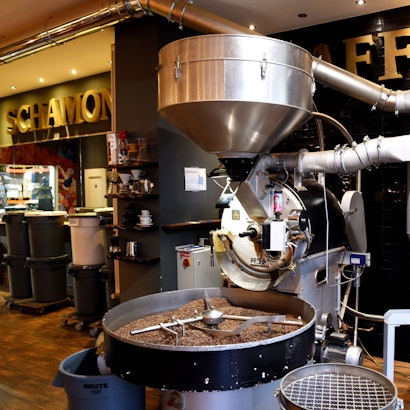 Kaffeebohnen werden in einer Rösterei geröstet