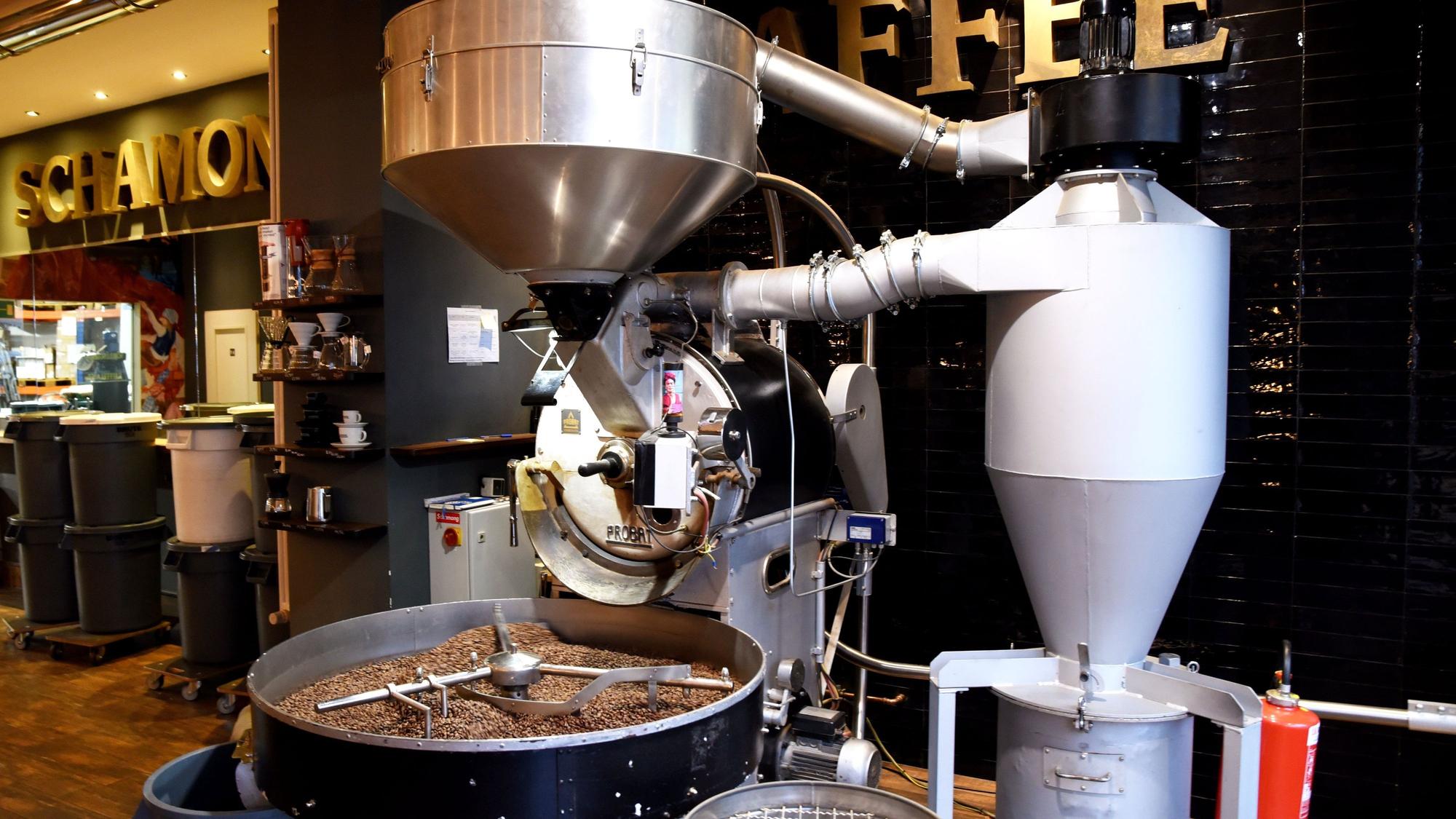 Kaffeebohnen werden in einer Rösterei geröstet
